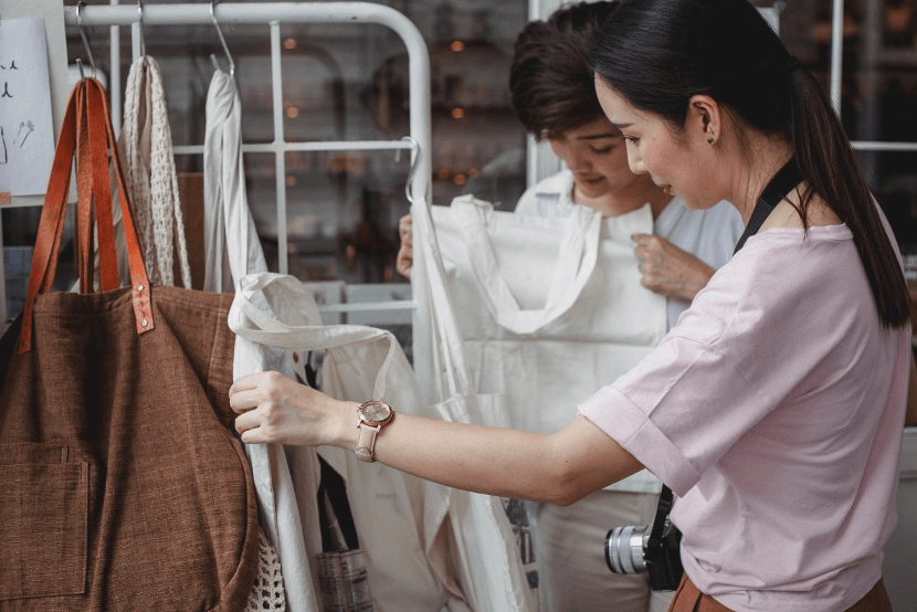 woman_doing_sustainable_shopping woman doing sustainable shopping